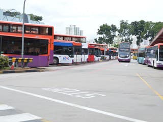 Nohy na sedadle či hlasná hudba. Za bežné zlozvyky v autobuse hrozia pokuty v stovkách eur