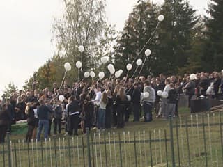 Prišli rodina, priatelia aj neznámi, ktorých tragédia zasiahla. Kysuce sa naposledy rozlúčili s Nellkou (†14)