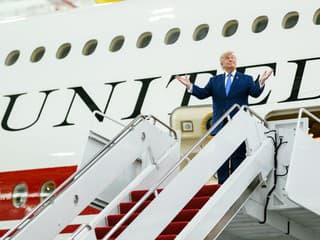 Trumpovi pri odchode zo samitu NATO hrozil atentát. Pri presune medzi lietadlami sa schoval v kontajneri na jedlo