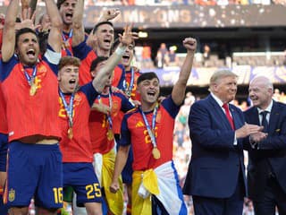 VIDEO: Trumpa vypískali na finále MS. Po odovzdaní trofeje odmietol odísť z pódia