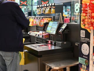 Avokádo vážia ako cibuľu, drahý tovar ani nenablokujú. Predavačka z Košíc opísala, čo zažíva pri samoobslužných pokladniach