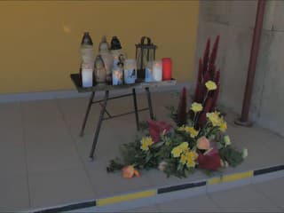 Spred školy v Staškove zmizli policajné autá a pásky. Pred vchodom vzniklo pietne miesto