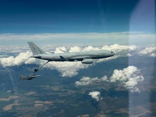 FOTO: Historický moment pre pre pýchu nášho letectva. Stíhačky F-16 prvýkrát tankovali za letu nad územím Slovenska