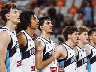 Katastrofálny šampionát pokračuje, dvadsiatka prehrala aj piaty zápas
