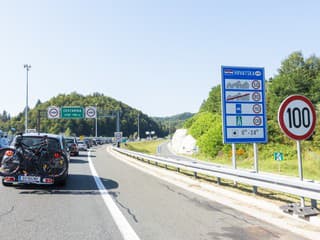 Veľké horúčavy v Chorvátsku komplikujú dopravu. Turisti stoja v dlhých kolónach