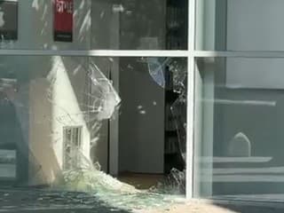 Nočná krádež v bratislavskom obchodnom centre. Zlodeji vzali elektroniku, pátra po nich polícia