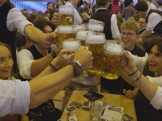 Pivo za takmer 16 eur. Oktoberfest odštartoval, ľudia čakali v dave celé hodiny