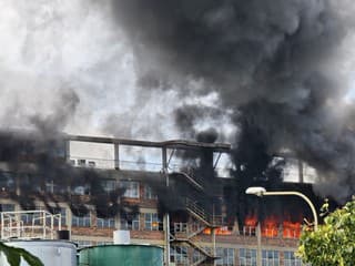 FOTO+VIDEO: Veľký požiar v Zlíne. Dym stúpa z bývalého baťovského areálu, hasiči vyhlásili zvláštny stupeň poplachu