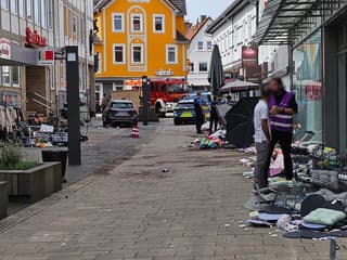 Dráma v Nemecku: Auto vletelo na pešiu zónu, zastavil ho až náraz do domu. Hlásia osem zranených
