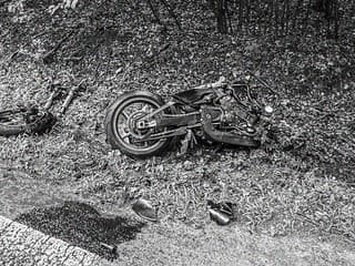 Z motorky po čelnej zrážke s autom zostali trosky. Nehoda na východe Slovenska má tragický koniec