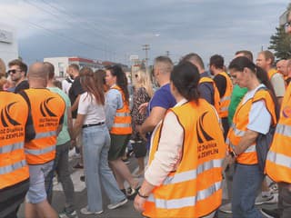 Zablokovali cestu v čase dopravnej špičky. Na Zemplíne ľuďom dochádza trpezlivosť