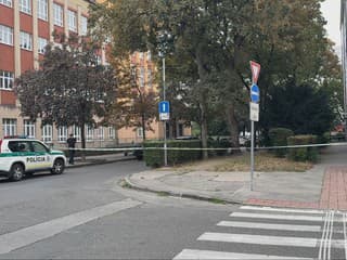 Spoza dverí bytu sa ozývali volania o pomoc. Polícia našla muža v mláke krvi