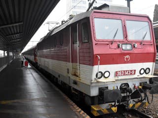 Poškodené vedenie odstavilo viaceré vlaky na východ Slovenska, ďalšie hlásia veľké meškania