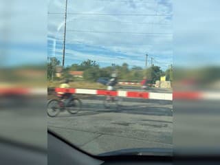 VIDEO: Muž viedol dve deti cez spustené závory. Na železničnom priecestí riskoval ich životy