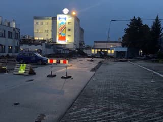 VIDEO: Silný vietor vyčíňal aj v známom závode na výrobu sladkostí. Na zemi ležali obrovské kusy plechu