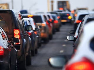 Ranné kolóny v okolí Bratislavy komplikujú dopravu. V jednom úseku sa zdržíte aj hodinu