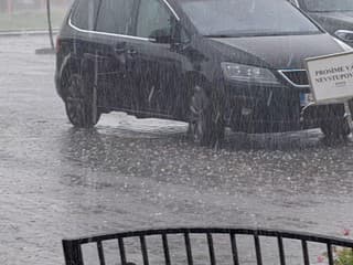 Krúpy a zaplavené cesty. Na východe Slovenska udreli búrky