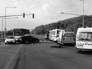 Smrteľná nehoda na východe. Po zrážke s autobusom zahynul muž (†52) na elektrobicykli