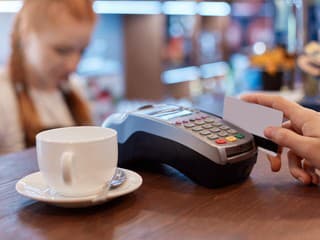 Zaplatíte kartou, účet vám automaticky navýšia. Kaviareň zaviedla kontroverzné pravidlo