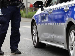 Snažil sa pomôcť kamarátovi vymeniť pneumatiku na diaľnici. Vtom ich zmietol kamión