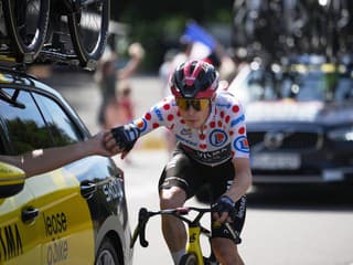 Obrovská rana pre Tour de France. Dvojnásobný víťaz po páde skončil v sanitke, jeden z topfavoritov odstúpil