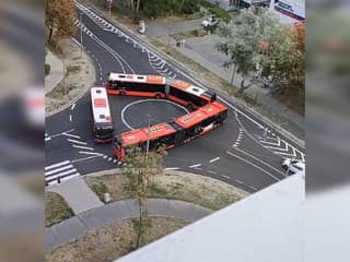 VIDEO: Nový kruháč v Bratislave vodičov poriadne zaskočil. Pozrite sa, ako cez neho jazdia