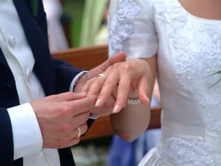 Nemajú vlastné bývanie či dostatok peňazí. Zisťovali sme, prečo sa mladí Slováci sobášia menej
