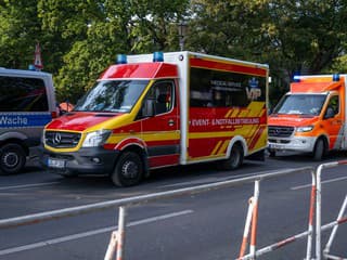 Vážna nehoda autobusu MHD. Po náraze do stromu sa zranilo 15 ľudí