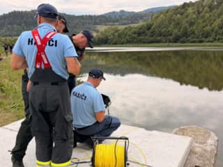 Mal skočiť do vody a už sa nevynoril. Na Spiši pátrajú po 21-ročnom Emilovi