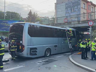 VIDEO: Autobus s 50 deťmi uviazol pod mostom. Vodič zabudol na jeden zásadný detail