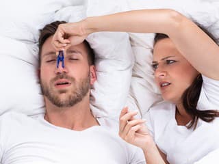 Spíte osem hodín a napriek tomu ste unavení? Problém môže ležať vedľa vás