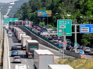 Doprava v Bratislave kolabuje: Dve nehody a pokazené auto uzatvorili Sitinu