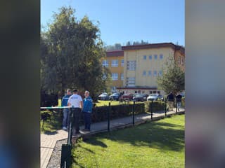 FOTO a VIDEO: Hrôza v škole pri Čadci. Žiak nožom napadol dve učiteľky a spolužiačku