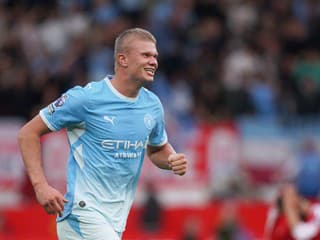 Derby v Premier League rozhodol nesprávny zásah VAR. Komisia rozhodcov priznala chybu
