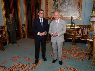 Veľká Británia má nového premiéra. Andy Burnham je od Brexitu už siedmym predsedom vlády