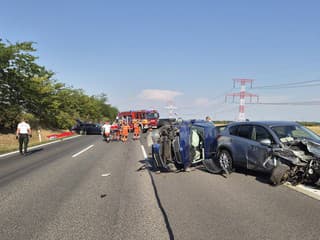 FOTO: Hromadná nehoda na diaľnici D1. Na mieste zasahuje aj vrtuľník