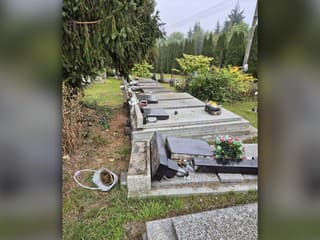 FOTO: Smutný pohľad na cintoríne vo Vrútkach. Niekto poškodil 58 pomníkov