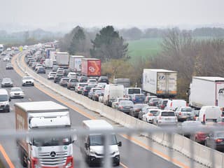 Nehoda ochromila D1 smerom do Bratislavy. Vodiči hlásia dlhé kolóny