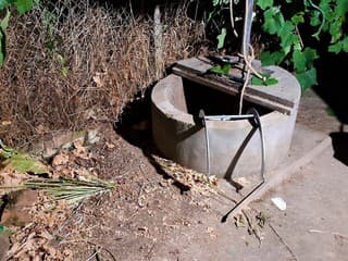 Unikátny prípad pri Trnave. Osoba spadla do 10-metrovej studne, hasiči k nej spustili lezca