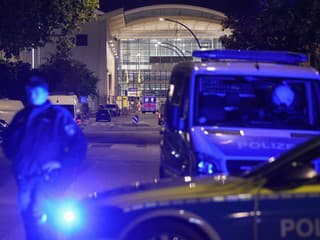 Streľba v továrni si vyžiadala dvoch mŕtvych. Po útočníkovi pátra vyše 20 policajných áut