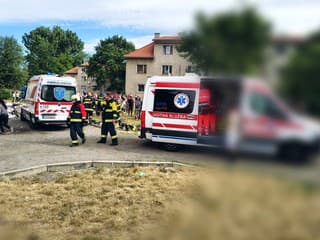 FOTO: Požiar bytovky vo Fiľakove. Oživovali štvorročné dieťa, viacerí ľudia skončili v nemocnici