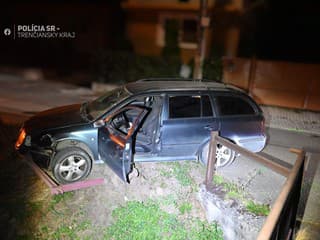 FOTO: Nafúkal závratnú hodnotu, za volantom nemal čo robiť.  Jeho jazda sa skončila nárazom do zvodidiel