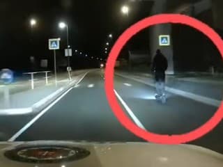 VIDEO: 16-ročný kolobežkár unikal polícii 100 km/h. Zastavil ho až náraz do kamióna
