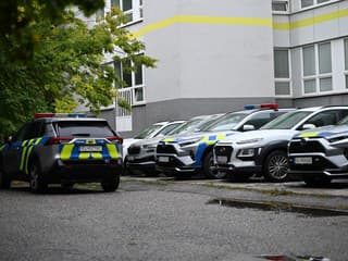 FOTO: Muž uveril falošným bankárom a prišiel o vyše 100-tisíc eur. Polícia pátra po ľuďoch z fotografií