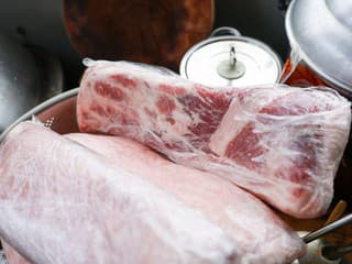 Takto mäso rozmrazuje veľa ľudí. Hygienici varujú pred nebezpečnou chybou