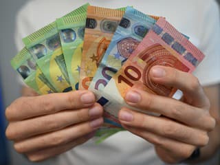 Policajti rozbíjali steny kladivami. Milióny eur potom z domu vynášali vo vedrách