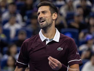 VIDEO: Medvedev v zlosti odpálil loptičku do hľadiska a trafil diváka do tváre. Djokovič: „Som v šoku“