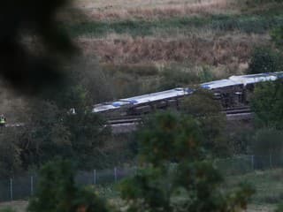 Vážna nehoda vlaku. Pri vykoľajení sa ťažko zranili dve osoby