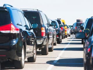 V kolónach trávia aj celé hodiny. Chorváti pozývajú uviaznutých vodičov k sebe domov