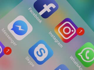 Nemajú kamarátov a sú za to populárni. Sociálne siete ovládol bizarný trend